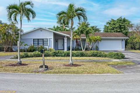 Casa en alquiler en Miami, Florida, 3 dormitorios, 162.76 m2 № 2088642 - foto 1