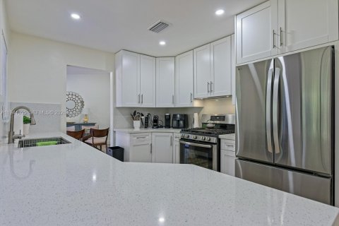 Casa en alquiler en Miami, Florida, 3 dormitorios, 162.76 m2 № 2088642 - foto 7