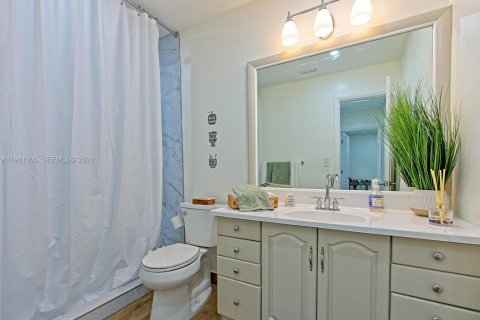 Casa en alquiler en Miami, Florida, 3 dormitorios, 162.76 m2 № 2088642 - foto 18