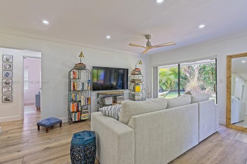 Casa en alquiler en Miami, Florida, 3 dormitorios, 162.76 m2 № 2088642 - foto 13