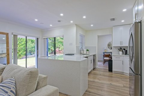 Casa en alquiler en Miami, Florida, 3 dormitorios, 162.76 m2 № 2088642 - foto 8