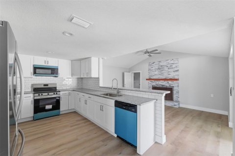 House in Hudson, Florida 3 bedrooms, 146.41 sq.m. № 2220293 - photo 12