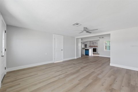 House in Hudson, Florida 3 bedrooms, 146.41 sq.m. № 2220293 - photo 5