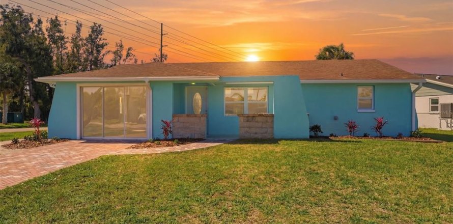 House in Hudson, Florida 3 bedrooms, 146.41 sq.m. № 2220293