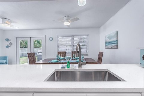 House in Sarasota, Florida 3 bedrooms, 133.22 sq.m. № 2112880 - photo 11