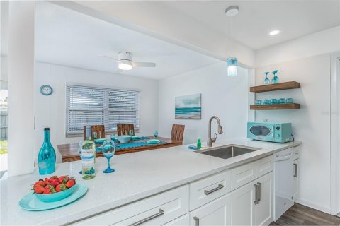 House in Sarasota, Florida 3 bedrooms, 133.22 sq.m. № 2112880 - photo 16