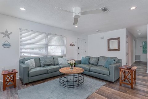 House in Sarasota, Florida 3 bedrooms, 133.22 sq.m. № 2112880 - photo 28