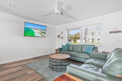 House in Sarasota, Florida 3 bedrooms, 133.22 sq.m. № 2112880 - photo 24