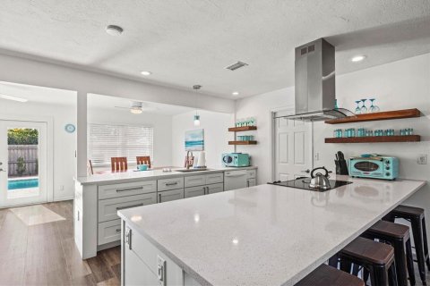 House in Sarasota, Florida 3 bedrooms, 133.22 sq.m. № 2112880 - photo 10