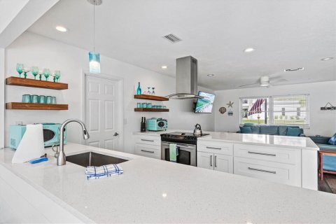 House in Sarasota, Florida 3 bedrooms, 133.22 sq.m. № 2112880 - photo 18