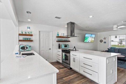 House in Sarasota, Florida 3 bedrooms, 133.22 sq.m. № 2112880 - photo 13