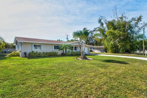 House in Sarasota, Florida 3 bedrooms, 133.22 sq.m. № 2112880 - photo 2