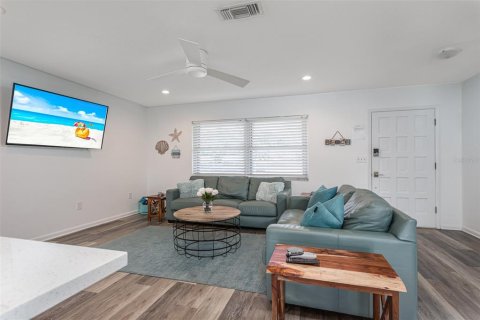House in Sarasota, Florida 3 bedrooms, 133.22 sq.m. № 2112880 - photo 25