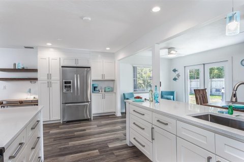House in Sarasota, Florida 3 bedrooms, 133.22 sq.m. № 2112880 - photo 7