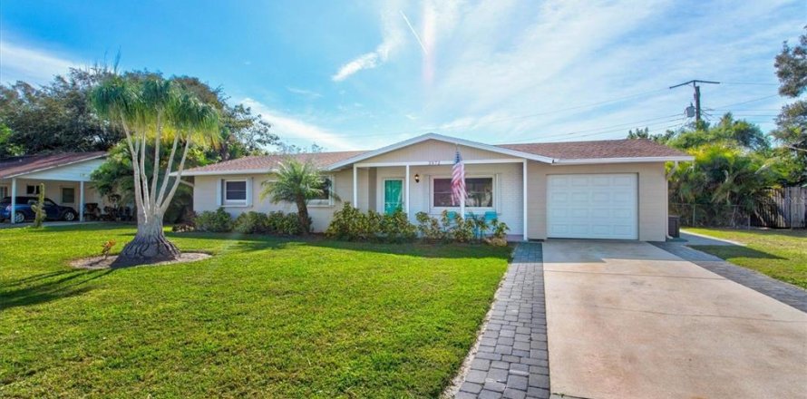 House in Sarasota, Florida 3 bedrooms, 133.22 sq.m. № 2112880