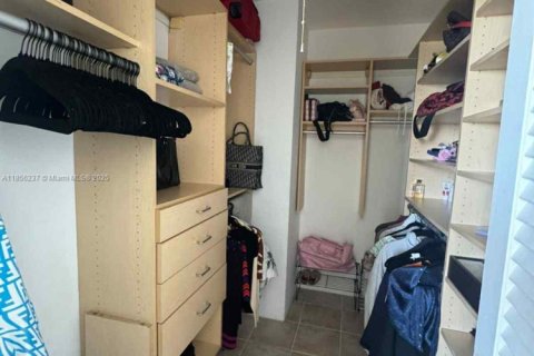 Condo in Bal Harbour, Florida, 1 bedroom  № 1878441 - photo 15