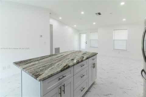 Villa ou maison à vendre à Lehigh Acres, Floride: 3 chambres, 100.8 m2 № 1971695 - photo 21