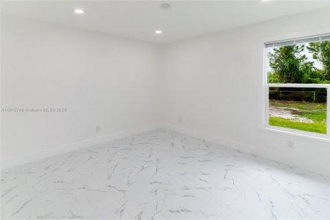 Villa ou maison à vendre à Lehigh Acres, Floride: 3 chambres, 100.8 m2 № 1971695 - photo 15