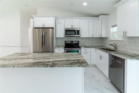 Villa ou maison à vendre à Lehigh Acres, Floride: 3 chambres, 100.8 m2 № 1971695 - photo 5