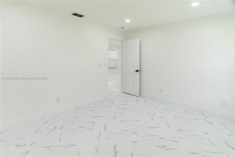 Villa ou maison à vendre à Lehigh Acres, Floride: 3 chambres, 100.8 m2 № 1971695 - photo 14