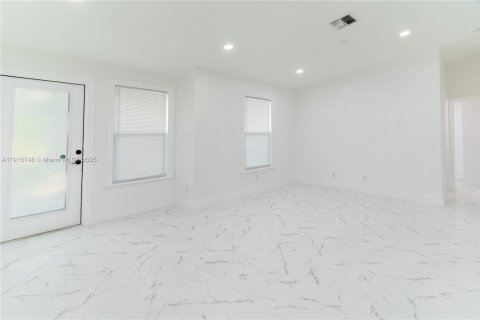 Villa ou maison à vendre à Lehigh Acres, Floride: 3 chambres, 100.8 m2 № 1971695 - photo 8