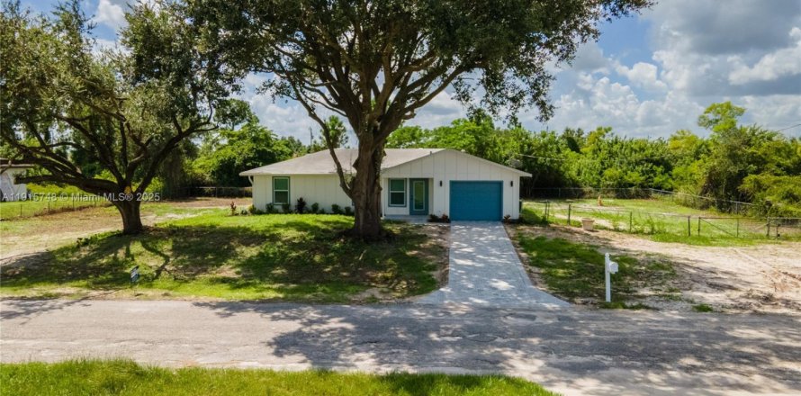 Villa ou maison à Lehigh Acres, Floride 3 chambres, 100.8 m2 № 1971695