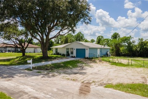 Villa ou maison à vendre à Lehigh Acres, Floride: 3 chambres, 100.8 m2 № 1971695 - photo 28