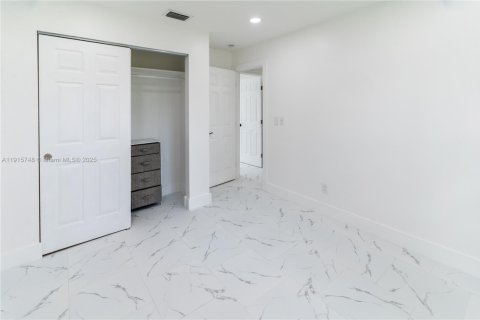 Villa ou maison à vendre à Lehigh Acres, Floride: 3 chambres, 100.8 m2 № 1971695 - photo 19