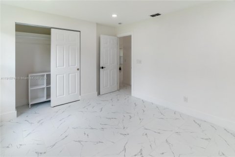 Villa ou maison à vendre à Lehigh Acres, Floride: 3 chambres, 100.8 m2 № 1971695 - photo 17