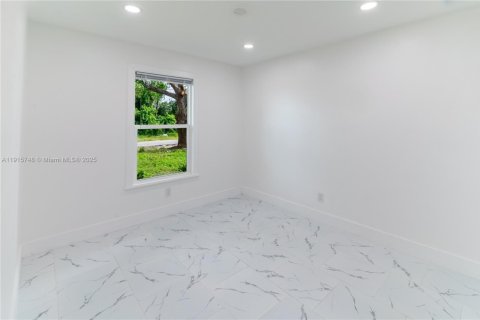 Villa ou maison à vendre à Lehigh Acres, Floride: 3 chambres, 100.8 m2 № 1971695 - photo 18