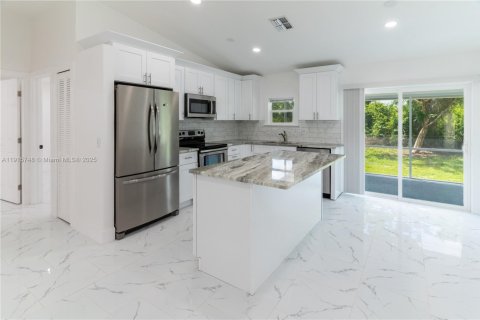 Villa ou maison à vendre à Lehigh Acres, Floride: 3 chambres, 100.8 m2 № 1971695 - photo 4