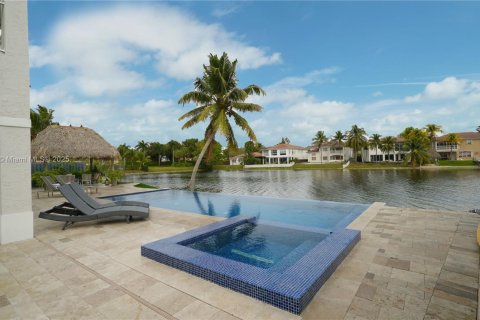 House in Doral, Florida 6 bedrooms, 365.76 sq.m. № 1889243 - photo 25