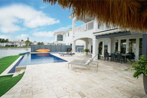 House in Doral, Florida 6 bedrooms, 365.76 sq.m. № 1889243 - photo 27