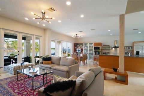 House in Doral, Florida 6 bedrooms, 365.76 sq.m. № 1889243 - photo 15