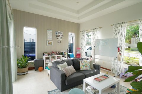 House in Doral, Florida 6 bedrooms, 365.76 sq.m. № 1889243 - photo 16