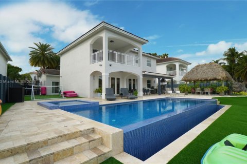 House in Doral, Florida 6 bedrooms, 365.76 sq.m. № 1889243 - photo 23