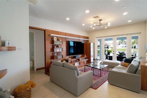 House in Doral, Florida 6 bedrooms, 365.76 sq.m. № 1889243 - photo 9