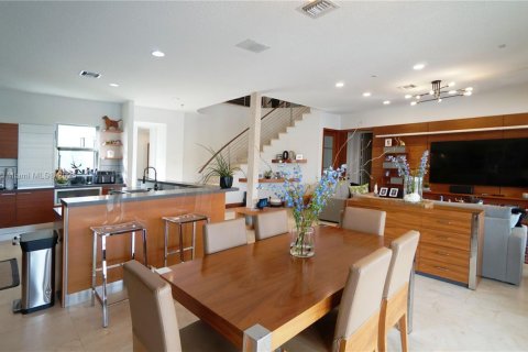 House in Doral, Florida 6 bedrooms, 365.76 sq.m. № 1889243 - photo 8