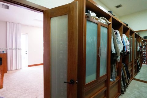 House in Doral, Florida 6 bedrooms, 365.76 sq.m. № 1889243 - photo 20