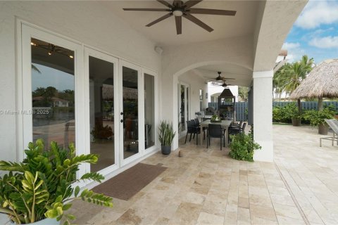 House in Doral, Florida 6 bedrooms, 365.76 sq.m. № 1889243 - photo 24
