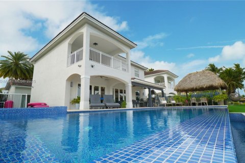 House in Doral, Florida 6 bedrooms, 365.76 sq.m. № 1889243 - photo 1