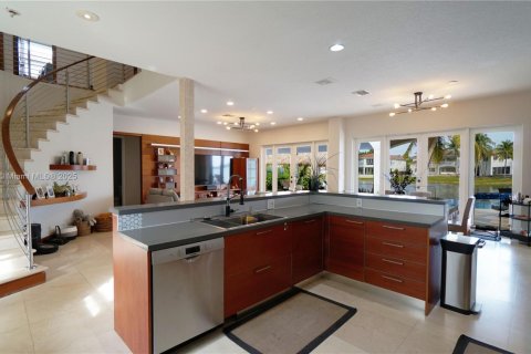 House in Doral, Florida 6 bedrooms, 365.76 sq.m. № 1889243 - photo 5