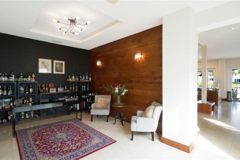 House in Doral, Florida 6 bedrooms, 365.76 sq.m. № 1889243 - photo 6