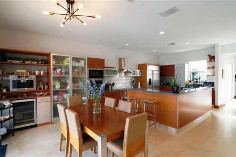 House in Doral, Florida 6 bedrooms, 365.76 sq.m. № 1889243 - photo 3