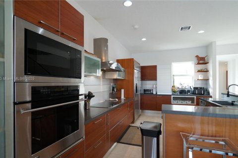 House in Doral, Florida 6 bedrooms, 365.76 sq.m. № 1889243 - photo 4