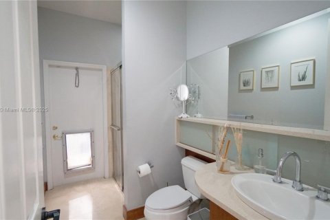 House in Doral, Florida 6 bedrooms, 365.76 sq.m. № 1889243 - photo 12