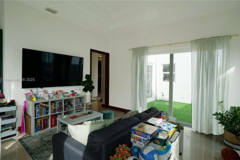 House in Doral, Florida 6 bedrooms, 365.76 sq.m. № 1889243 - photo 17