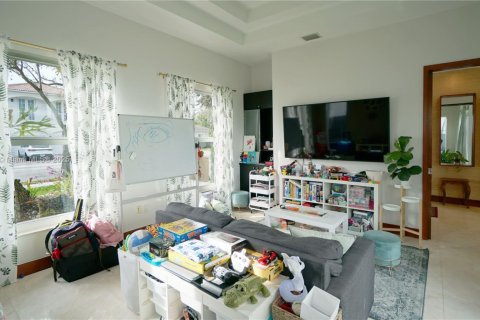 House in Doral, Florida 6 bedrooms, 365.76 sq.m. № 1889243 - photo 18