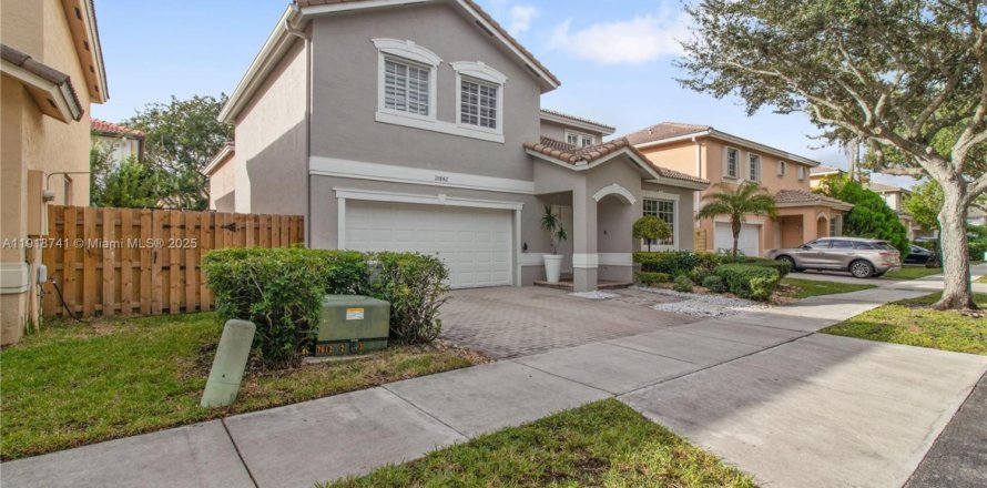 House in Doral, Florida 4 bedrooms, 175.21 sq.m. № 1972054