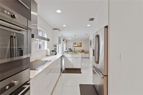 House in Doral, Florida 4 bedrooms, 175.21 sq.m. № 1972054 - photo 10